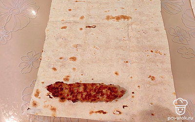 Вытащите из люля шпажку. Положите заготовку на лаваш. 