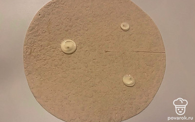 Лаваш мысленно разделите на 4 части. Сделайте 1 надрез до центра. Смажьте майонезом всю поверхность лаваша.