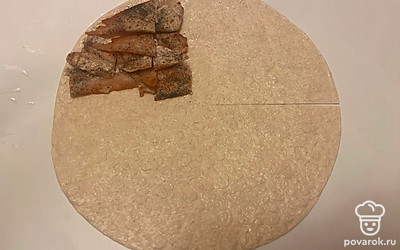 На одну часть-лепесток надо выложите обжаренное мясо. Заверните курицу.