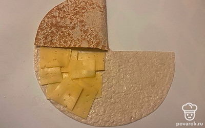 Теперь очередь сыра. Тоже заверните его.