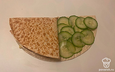 Теперь пришел черед огурцовых долек. Также сверните конвертик.