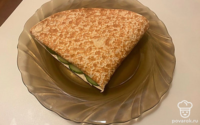 Выложите закуску на тарелку.