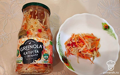 100 грамм капусты с овощами по-баварски выложите в миску и дайте стечь жидкости. 