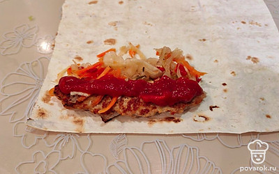 Добавьте 1 чайную ложку красного соуса или кетчупа. 