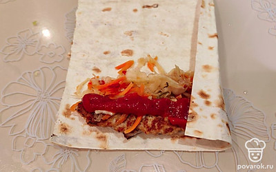 Подогните свободный край лаваша. 