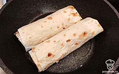 Обжарьте шаурму на разогретой до 180 градусов сковороде с 1 чайной ложкой растительного масла. Томите по 2 минуты с каждой стороны. 