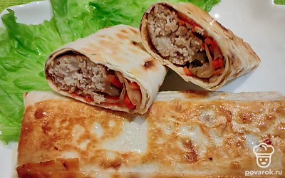 Подавайте шаурму горячей. По желанию разрежьте ее пополам. 