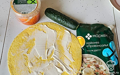 Лаваш намажьте майонезом. 