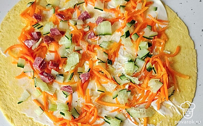 Выложите корейскую морковь, нарежьте огурец.