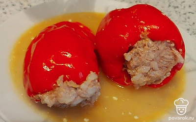 Подавайте перцы с сметаной и зеленью.