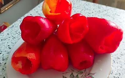 Перцы вымойте, вырежьте сердцевину.