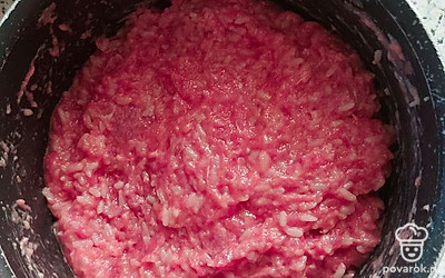 Рис промойте, добавьте в фарш. Посолите.