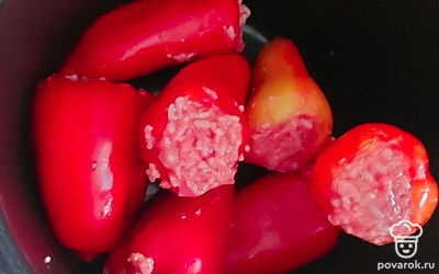 Далее начините перцы фаршем с рисом. Выложите в мультиварку.