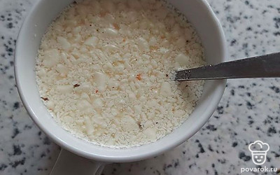 Приготовьте подливу. В стакан воды добавьте щепотку соли и майонез. Все перемешайте.