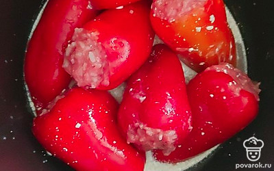 Залейте перцы подливой. Поставьте программу тушения на 45 минут.