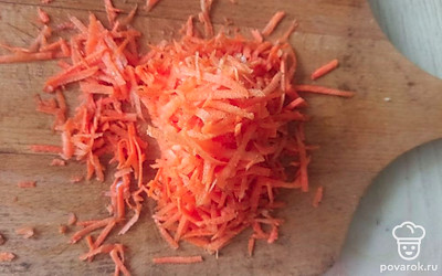 Почистите морковь, натрите на крупной терке.
