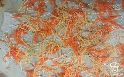 На лаваш, смазанный майонезом, выложите сыр и морковь. 