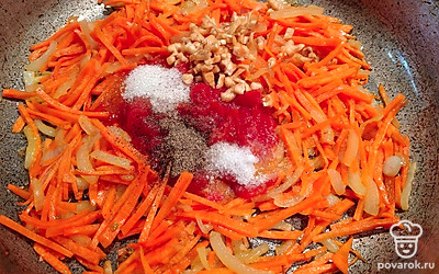 Добавьте томатную пасту, соль, сахар, перец, нарезанный чеснок. Перемешайте. 