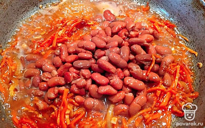 Добавьте фасоль, тушите 5 минут. 