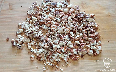 Грецкие орехи раскатайте скалкой.
