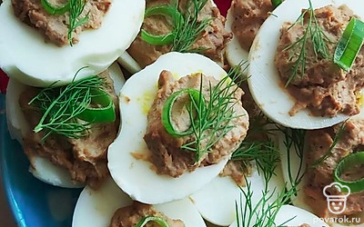 Чайной ложкой заполните лунки в белках печеночным пашнетом. Сверху можете положить зелень для украшения. Всего закусок получится 20 штук.
