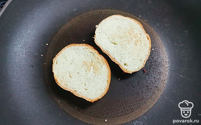 Кусочки батона подрумяньте на сухой сковороде или в тостере. 