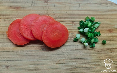 Вареную морковь нарежьте кружочками, лук мелко порубите. 