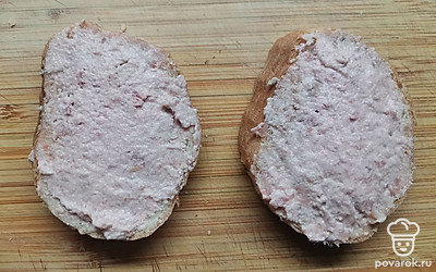 Намажьте батон паштетом из тунца. 