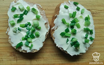 Сверху смажьте майонезом и посыпьте зеленым луком. 