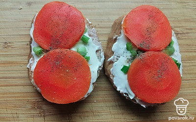 Выложите кружочки моркови и слегка поперчите. 