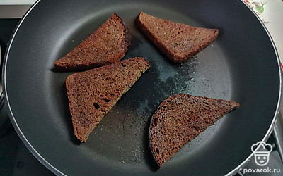 Хлеб нарежьте ломтиками. Смажьте тонким слоем сливочного масла. Обжарьте на разогретой сковороде с двух сторон. 