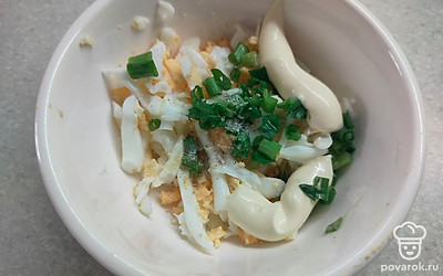 Приготовьте начинку. Яйца натрите на крупной терке. 
Зеленый лук измельчите. Соедините яйца, лук, соль, майонез и перемешайте. 