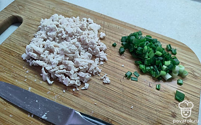 Лук измельчите. Курицу мелко нарежьте. 