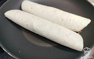 Сверните шаурму рулетом. Разогрейте на сковороде с двух сторон. 