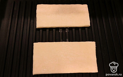 Разогрейте электрогриль. Выложите на него кусочки теста на расстоянии друг от друга. Накройте крышкой, готовьте ориентировочно минут 7. Точное время зависит от мощности устройства. Готовые основы остудите на решетке.