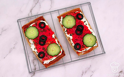 Бутерброды выложите на красивое блюдо или доску. Блюдо можете украсить овощами или зеленью. Подавайте к кофе или чаю.