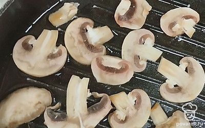 Шампиньоны вымойте, обсушите. Нарежьте и обжарьте на разогретой сковороде до легкого золотистого цвета.