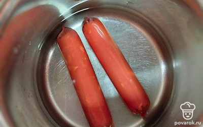 Сосиски отварите до готовности.