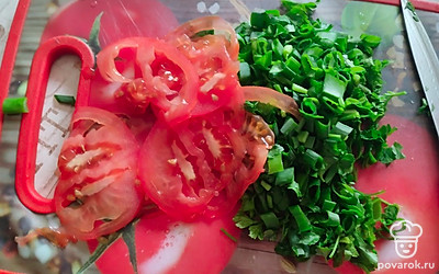 Мытую зелень и помидоры нарежьте.