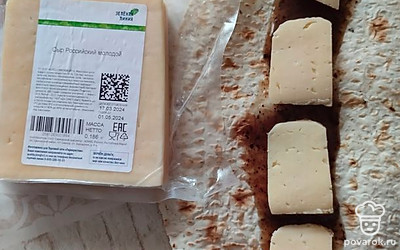 Лепешку смажьте соусом. Выложите на основу сыр.