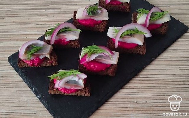 Закусочные бутерброды со свеклой и селедкой — Рецепт с фото