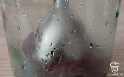 Вареную свеклу почистите, нарежьте и пробейте блендером.