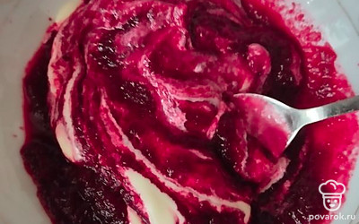 К свекольному пюре добавьте майонез, перемешайте.