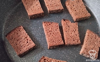 Хлеб разрежьте на кусочки и слегка подсушите на сковороде с обеих сторон.