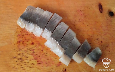 Филе сельди нарежьте.