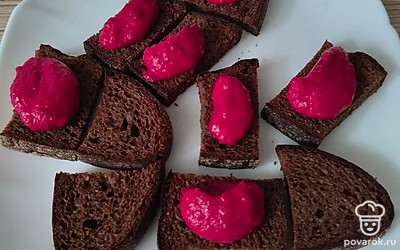 Свекольное пюре выложите на кусочки хлеба.