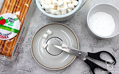 С помощью ножниц вырежьте из маршмеллоу прототип еще нераспустившихся почек вербы. Время от времени промывайте ножницы и вытирайте насухо, так как при разрезе маршмеллоу сильно прилипают. Это со временем начинает мешать красиво вырезать фигурки.