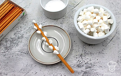 В шахматном порядке на соломке, импровизированном стволе, установите вырезанные из маршмеллоу почки вербы.