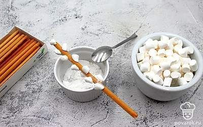 Наберите сахарную пудру в чайную ложку и постепенно опускайте каждую почку в пудру легкими прикосновениями. Там, где были сделаны срезы, пудра прилипнет и создаст имитацию пушистых почек вербы.