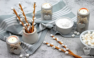 Веточки вербы можно установить в небольшую вазочку и поставить на праздничный стол. А можно украсить ими домашние куличи.